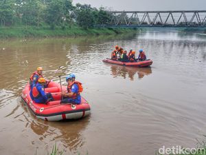 Misi Pencarian Bocah SD Bandung Hanyut Dilanjut, Tim SAR Sisir Citarum Misi Pencarian Bocah SD Bandung Hanyut Dilanjut, Tim SAR Sisir Citarum