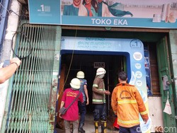 Toko Kosmetik di Pekiringan Cirebon Ludes Terbakar