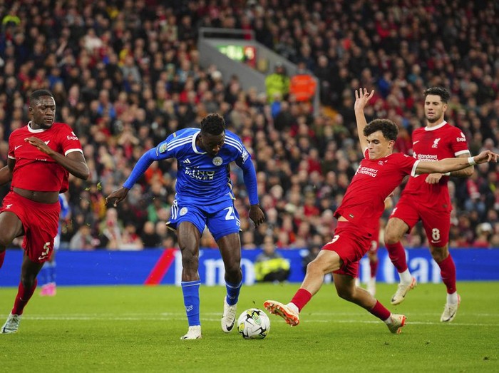 Leicester's Wilfred Ndidi, second left, is challenged by Liverpool's Stefan Bajcetic during the English League Cup third round soccer match between Liverpool and Leicester City at the Anfield stadium in Liverpool, England, Wednesday, Sept. 27, 2023. (AP Photo/Jon Super)