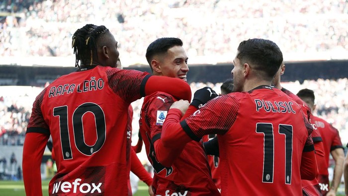 Soccer Football - Serie A - AC Milan v Monza - San Siro, Milan, Italy - December 17, 2023 AC Milans Tijjani Reijnders celebrates scoring their first goal with Rafael Leao and Christian Pulisic REUTERS/Alessandro Garofalo