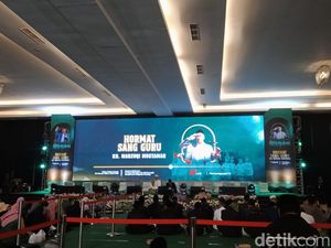Ribuan Santri Hadiri Acara Hormat Sang Guru untuk KH Marzuki Mustamar Ribuan Santri Hadiri Acara Hormat Sang Guru untuk KH Marzuki Mustamar