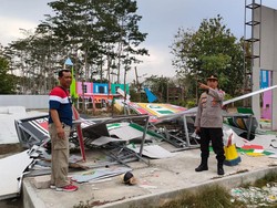 Angin Kencang Ngamuk di 8 Kecamatan Tulungagung, Puluhan Bangunan Rusak