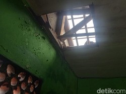 Lagi Enak Makan Seblak, Sumarni Kaget Lihat Atap Rumahnya Terbang!