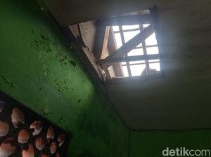 Lagi Enak Makan Seblak, Sumarni Kaget Lihat Atap Rumahnya Terbang! Lagi Enak Makan Seblak, Sumarni Kaget Lihat Atap Rumahnya Terbang!