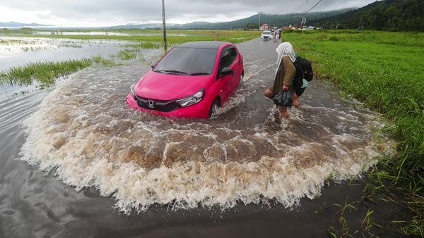 Aksi Nekat Pengendara Terobos Banjir di Jambi