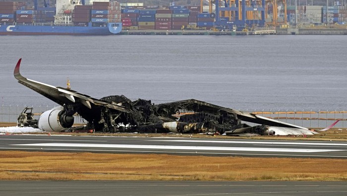 Pesawat Japan Airlines bertabrakan dengan pesawat penjaga pantai di Bandara Haneda, Jepang. Begini kondisi kedua pesawat usai bertabrakan.