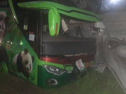 Bus Wisata Tabrak Truk Muat Paku Bumi di Tol Ngawi, 2 Orang Tewas
