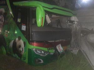 Bus Wisata Tabrak Truk Muat Paku Bumi di Tol Ngawi, 2 Orang Tewas Bus Wisata Tabrak Truk Muat Paku Bumi di Tol Ngawi, 2 Orang Tewas