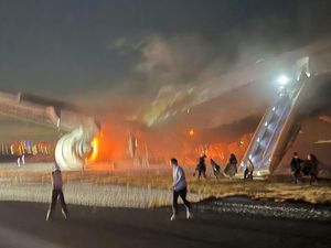 Cerita Penumpang saat Tertib Dievakuasi dari Japan Airlines Sebelum Terbakar Cerita Penumpang saat Tertib Dievakuasi dari Japan Airlines Sebelum Terbakar