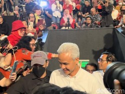 Kompak Berkemeja Putih, Ganjar-Mahfud Hadiri Konser Lilin Putih