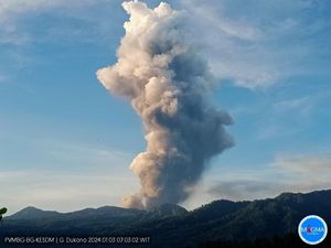 Gunung Dukono Erupsi, Tinggi Kolom Abu 4.000 Meter Gunung Dukono Erupsi, Tinggi Kolom Abu 4.000 Meter