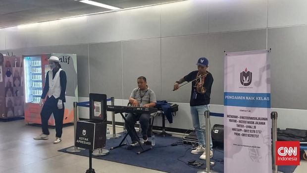 Andi Malewa, seorang musisi jalanan yang mempunyai mimpi besar untuk meningkatkan kelas dari profesi musisi jalanan