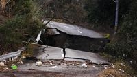 Jalan Terbelah-Tiang Listrik Ambruk Diguncang Gempa di Jepang