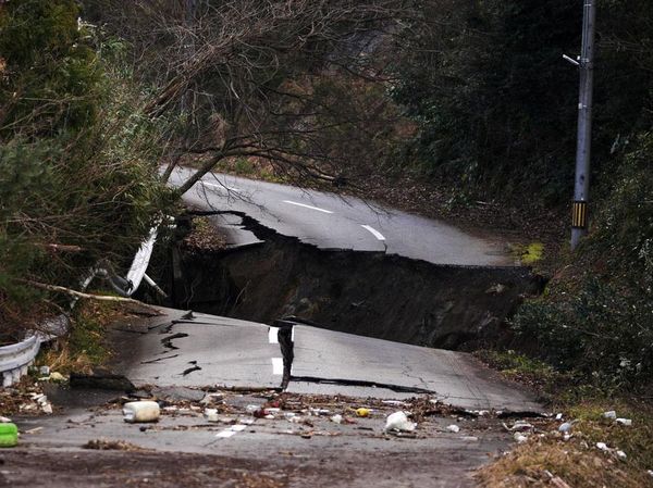 Jalan Terbelah-Tiang Listrik Ambruk Diguncang Gempa di Jepang
