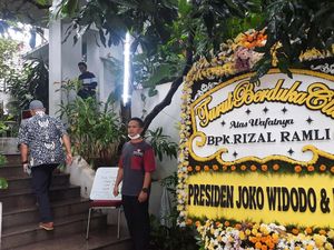 Karangan Bunga dari Jokowi-Kapolri Berjejer di Rumah Duka Rizal Ramli