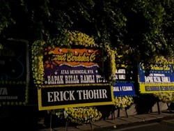 Penampakan Karangan Bunga Berjejer di Rumah Duka Rizal Ramli