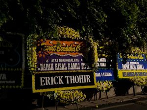Penampakan Karangan Bunga Berjejer di Rumah Duka Rizal Ramli Penampakan Karangan Bunga Berjejer di Rumah Duka Rizal Ramli