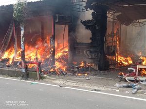 Kebakaran Hebat Hanguskan Ruko-Pelinggih di Payangan, Kerugian Rp 2 Miliar Kebakaran Hebat Hanguskan Ruko-Pelinggih di Payangan, Kerugian Rp 2 Miliar