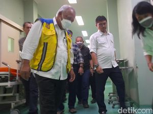 Potret Dinding Retak di RSUD Sumedang yang Terdampak Gempa Potret Dinding Retak di RSUD Sumedang yang Terdampak Gempa