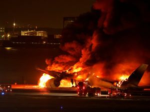 100 Penerbangan Dibatalkan Imbas Terbakarnya Pesawat Japan Airlines 100 Penerbangan Dibatalkan Imbas Terbakarnya Pesawat Japan Airlines