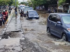 Jalan Muktiharjo Raya Semarang Banjir Siang Ini, Banyak Motor Mogok