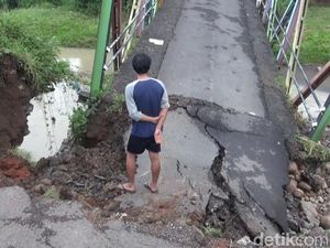 Dihajar Hujan Deras, Jembatan Penghubung Antardesa di Subang Ambles