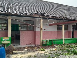 Atap SDN Dukuhan Kerten Solo Rusak Tertimpa Pohon Tumbang