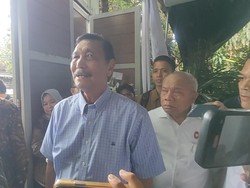 Luhut Melayat ke Rumah Duka Rizal Ramli
