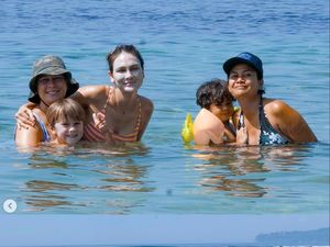 Gaya Luna Maya Liburan di Pantai Viral, Pakai Sunblock Tebal bak Topeng