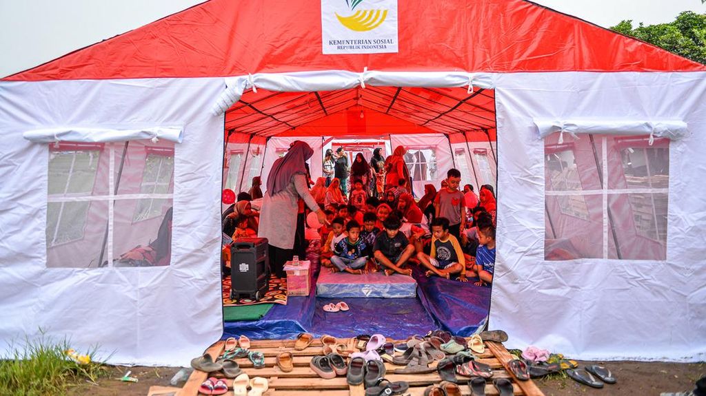 Melihat Kondisi Pengungsi Gempa Sumedang Melihat Kondisi Pengungsi Gempa Sumedang