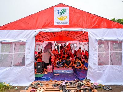 Melihat Kondisi Pengungsi Gempa Sumedang