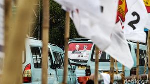 Meski Dilarang, Peraga Kampanye Mejeng di Angkot Jakarta
