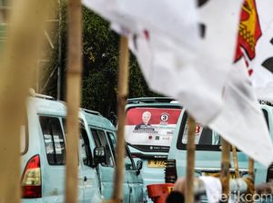 Meski Dilarang, Peraga Kampanye Mejeng di Angkot Jakarta Meski Dilarang, Peraga Kampanye Mejeng di Angkot Jakarta