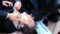 Momen Horor Penikaman Pemimpin Oposisi Korsel di Tengah Wawancara