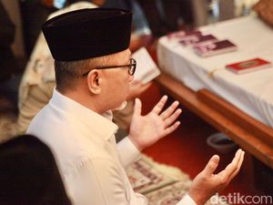 Momen Zulhas Bacakan Doa hingga Salat Jenazah Rizal Ramli