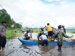 Jalan Kerinci-Sungai Penuh Banjir, Pemotor Pakai Perahu untuk Lewat