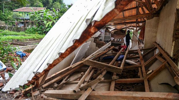Gempa bumi berkekuatan magnitudo (M) 4,8 menimbulkan kerusakan khususnya rumah di Sumedang, Jawa Barat. Ini penampakannya.