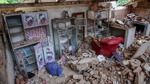 Penampakan Rumah Rusak Akibat Gempa di Sumedang