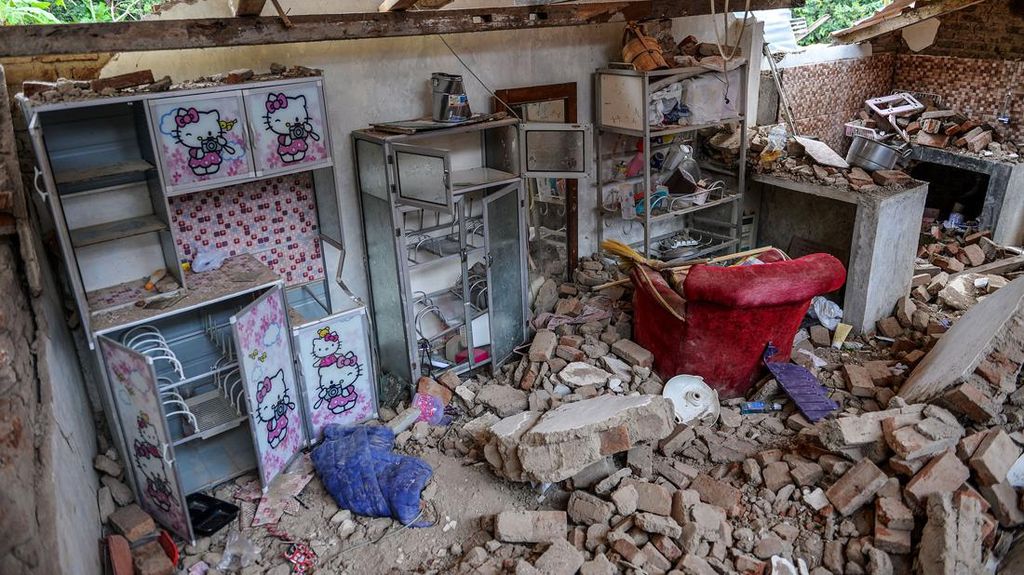 Penampakan Rumah Rusak Akibat Gempa di Sumedang Penampakan Rumah Rusak Akibat Gempa di Sumedang