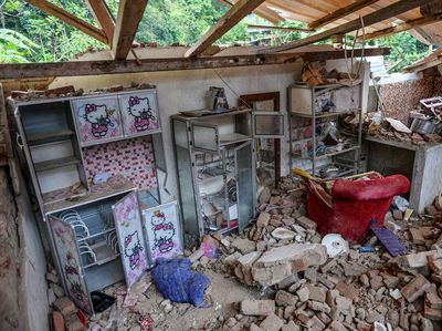 Penampakan Rumah Rusak Akibat Gempa di Sumedang