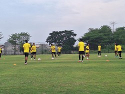 Keluhan Djanur Usai Persela Jajal Lapangan Training Ground