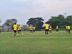 Keluhan Djanur Usai Persela Jajal Lapangan Training Ground Keluhan Djanur Usai Persela Jajal Lapangan Training Ground
