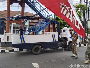 Bawaslu Kuningan Turunkan 5 Baligo Jumbo Langgar Aturan Kampanye