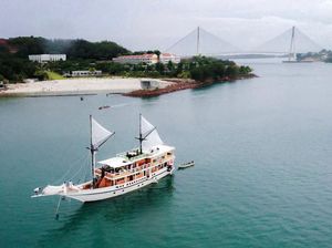 Potret Kapal Pinisi Pertama di Kepri yang Disambangi Sandiaga