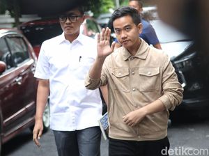 Gibran Tiba di Bawaslu Jakpus, Bakal Klarifikasi Pembagian Susu di CFD Gibran Tiba di Bawaslu Jakpus, Bakal Klarifikasi Pembagian Susu di CFD