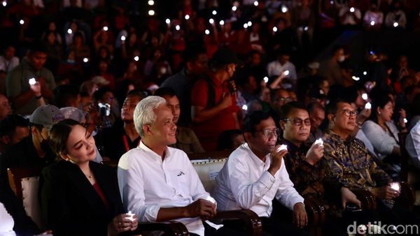 Potret Kompak Ganjar-Mahfud Hadiri Konser Lilin Putih