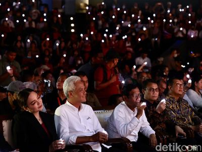 Potret Kompak Ganjar-Mahfud Hadiri Konser Lilin Putih