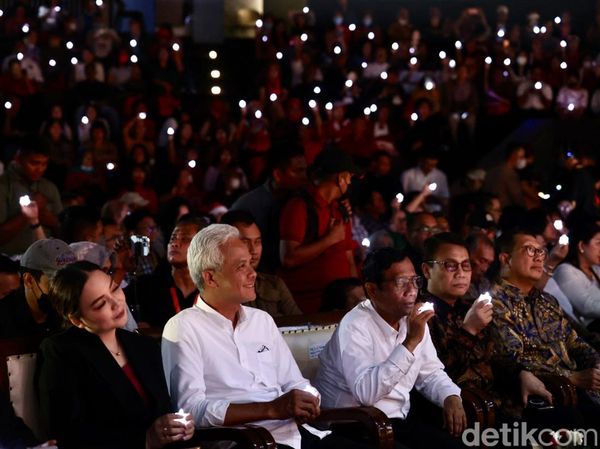 Potret Kompak Ganjar-Mahfud Hadiri Konser Lilin Putih