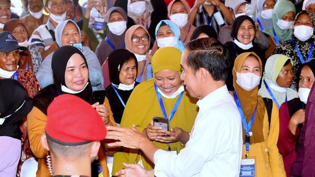 Presiden Jokowi menemui warga penerima manfaat di sela kunjungan kerjanya di Jateng. Dia memastikan bantuan langsung tunai (BLT) El Nino sampai ke warga. (Rusman - Biro Pers Setpres)