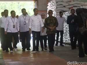 Kunjungi Gudang Bulog Sokaraja, Jokowi Bagikan Paket Sembako ke Warga